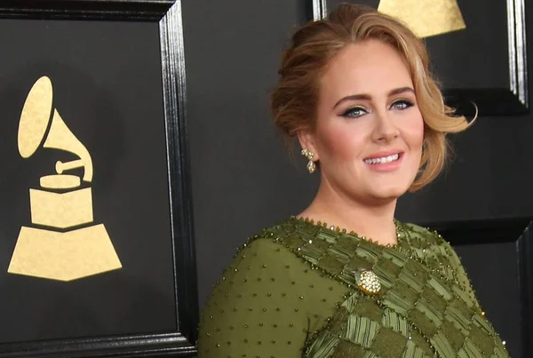 Adele revela que vai lançar novo álbum em setembro