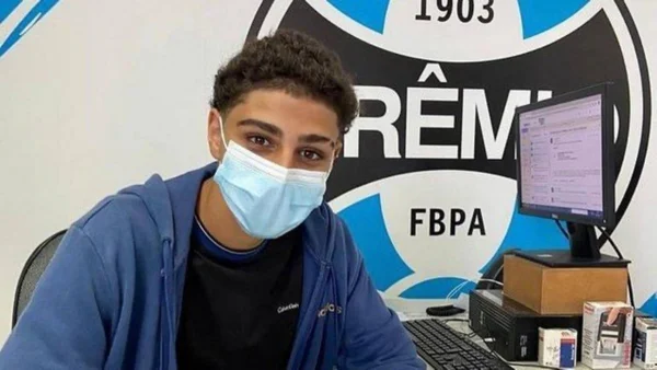 Aos 15 anos, Filho de Adriano Imperador assina com o Grêmio