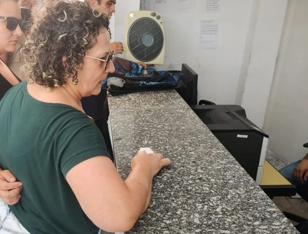Imagem colorida de professora ferida em ataque a escola de SP