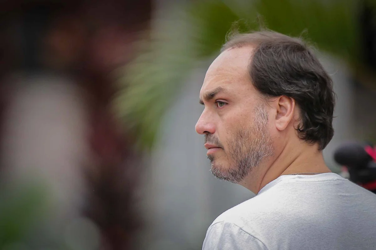Carlos Bolsonaro terá chapa ao Senado 100% "estrangeira" em SC