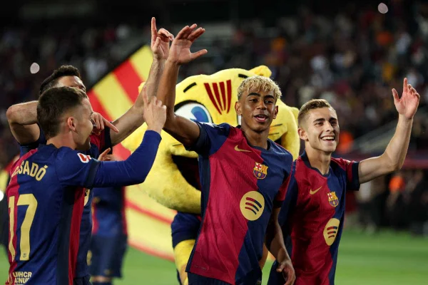 Imagem colorida dos jogadores do Barcelona comemorando - Metrópoles