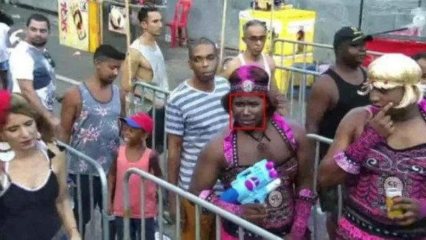 Flagrado por câmera, fugitivo é preso vestido de mulher no Carnaval