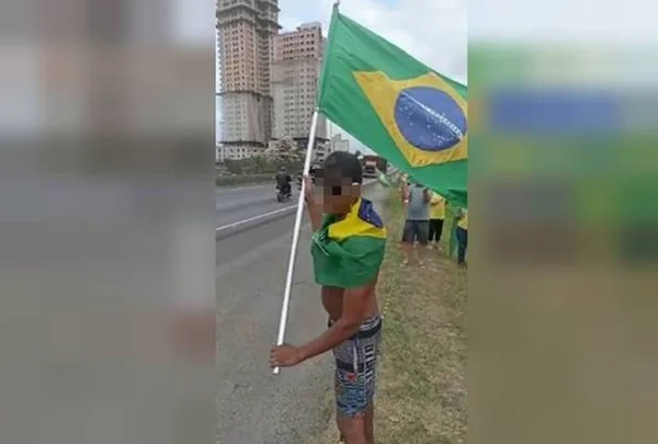 homem balançando bandeira