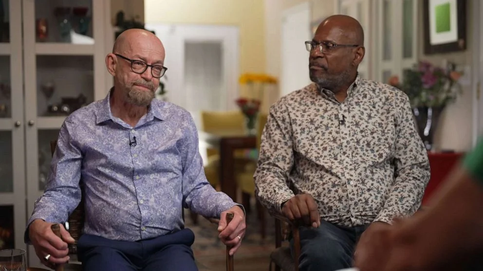 Paul Edmonds, ao lado do marido, Arnie House. Os dois são casados desde o fim dos anos 1980 Paul Edmonds, ao lado do marido, Arnie House. Os dois são casados desde o fim dos anos 1980