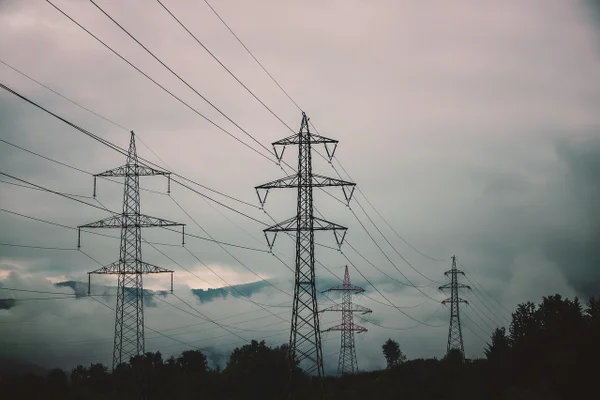Foto colorida de fiação de energia - Metrópoles