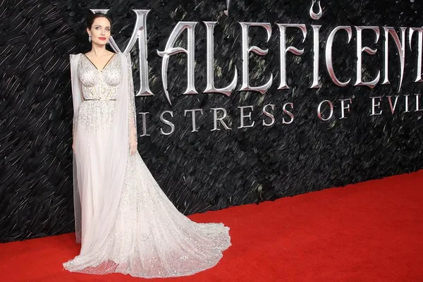 Poderosa! Angelina Jolie dá um show nas premières de Malévola 2