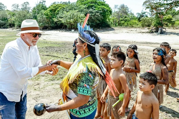 No segundo dia no Pará, Lula visita aldeia indígena antes da COP30