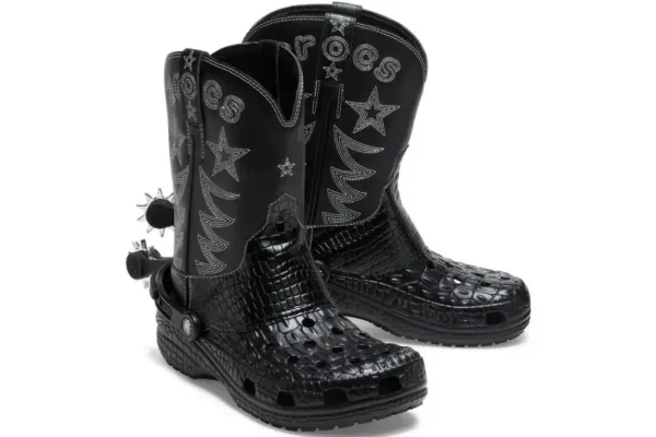 Na imagem com cor, a versão das botas western da Crocs - Metrópoles
