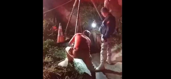 Na imagem, Bombeiros fazem o resgate do homem que caiu em bueiro