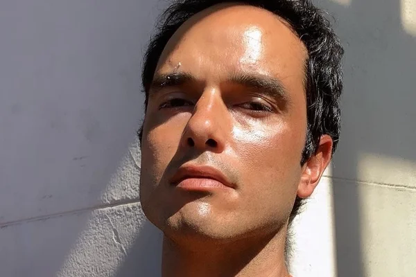 Ator Léo Rosa se recupera de câncer e comemora volta à TV