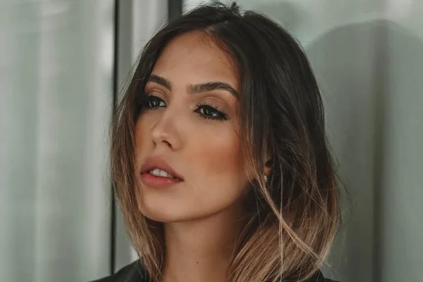 Prestes a dar à luz, Gabi Brandt, mulher de Saulo Poncio, posa nua