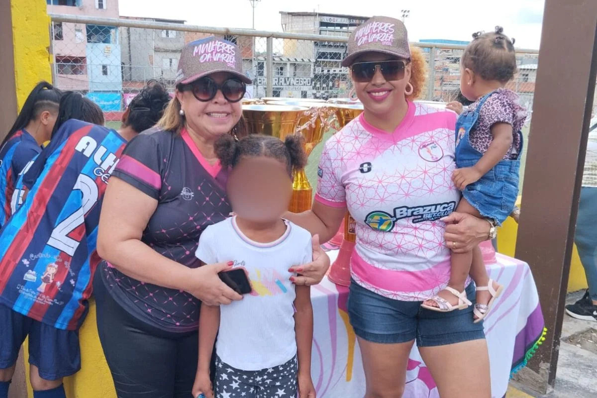 Natália Moreira da Silva, de 35 anos, torcedora do Ajax da Vila Rica e integrante do Mulheres da Várzea, junto de uma amiga e duas crianças Natália Moreira da Silva, de 35 anos, torcedora do Ajax da Vila Rica e integrante do Mulheres da Várzea, junto de uma amiga e duas crianças