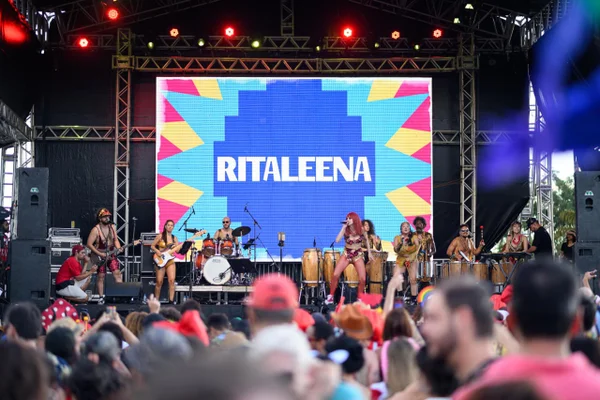 Bloco do Porão anima o público do DF com tributo a Rita Lee