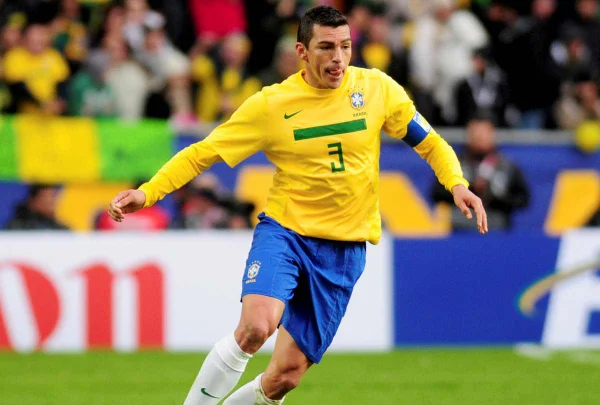 Imagem colorida de Lúcio com a camisa da Seleção Brasileira - Metrópoles