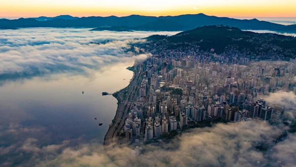 Foto colorida de visão aérea do litoral de Santa Catarina na manhã desta segunda-feira (5/8) - Metrópoles