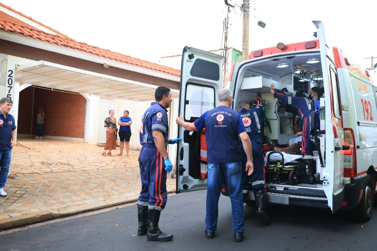 Idosa foi encontrada com “bicheira” na gengiva, infecção causada por larvas de moscas. Outros 12 idosos foram resgatados em casa de repouso Idosa foi encontrada com “bicheira” na gengiva, infecção causada por larvas de moscas. Outros 12 idosos foram resgatados em casa de repouso