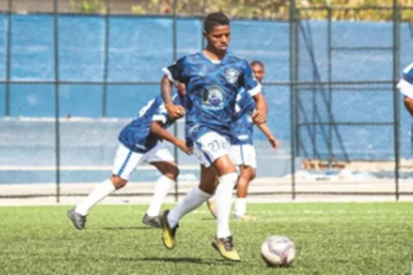 Jovem negro jogando futebol