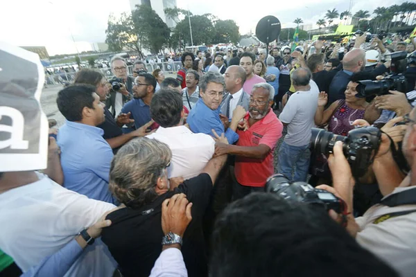 Manifestantes pró e contra o impeachment brigam na Paulista