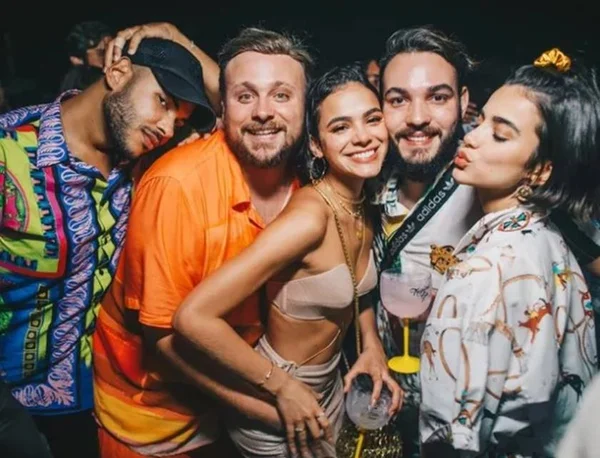Bruna Marquezine fala sobre beijo em irmão de Giovanna Ewbank