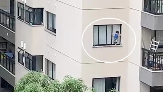 Vídeo: criança é flagrada pendurada em janela de edifício no Rio