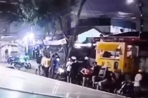 Imagem colorida de carro antes de atropelar pessoas em calçadão na Bahia - Metrópoles
