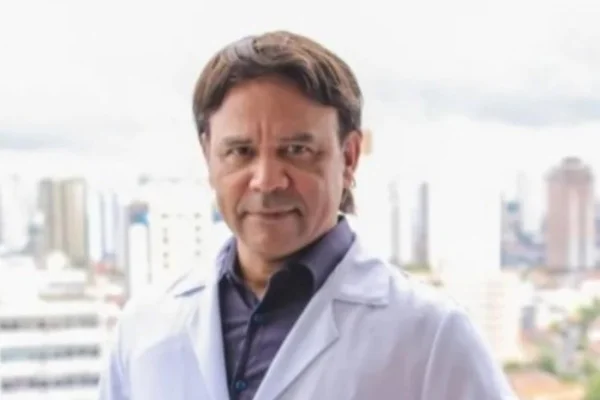 Imagem colorida de médico. Metrópoles