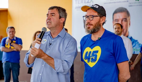 O candidato do PSDB ao governo do Mato Grosso do Sul, Eduardo Riedel, discursa ao lado do prefeito de São Gabriel do Oeste, Jeferson Luiz Tomazoni