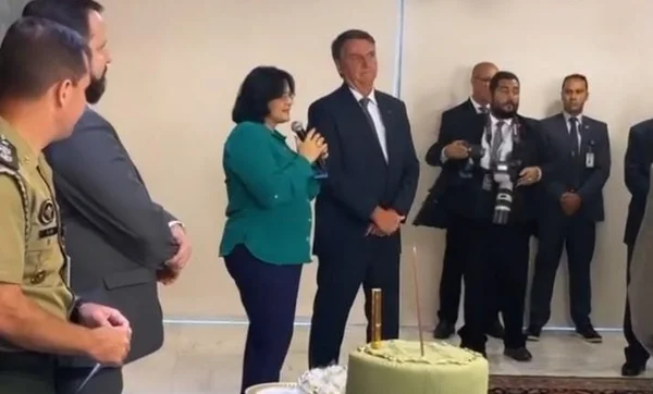 Ministra Damares Alves discursa em festa de aniversário do presidente Jair Bolsonaro no Planalto. Eles estão acompanhados por militares e servidores - Metrópoles