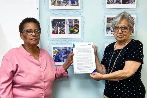 Foto colorida de Maria Inês Batista de Almeida, de óculos e camisa rosa à esquerda, e Marilisa Moran Garcia, à direita de blusa preta, da Ambec - Metrópoles