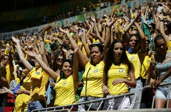 Torcedor enfrenta fila para assistir vôlei do Brasil no Mané Garrincha - imagem 11 Torcedor enfrenta fila para assistir vôlei do Brasil no Mané Garrincha - imagem 11