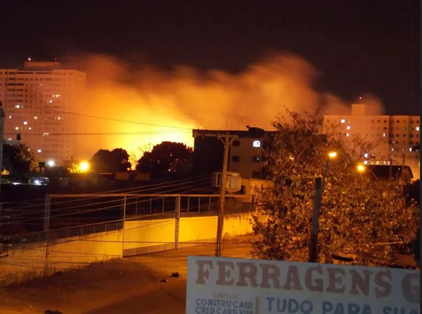No auge da seca no DF, Bombeiros apagam fogo ao lado de transportadora