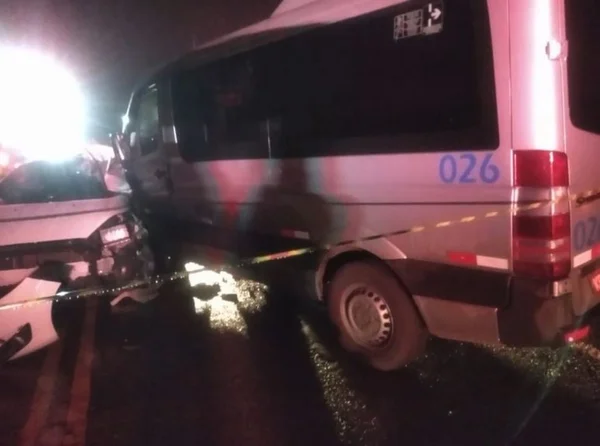 O acidente foi entre um carro e uma van e deixou três mortos e quatro feridos