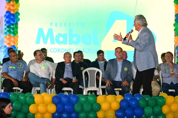 imagem colorida de caiado discursa na presença de pastores da assembleia de deus, em goiânia