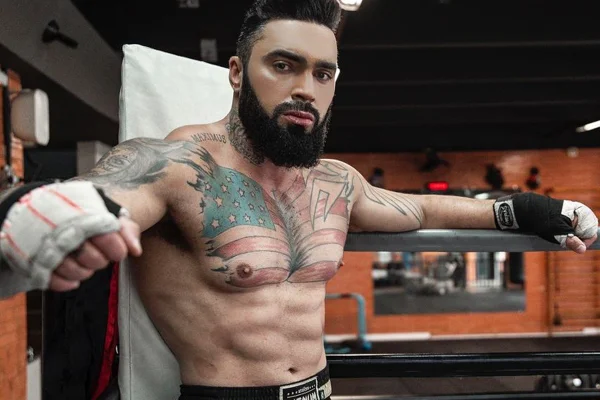 Sergio Fialho posa durante o treinamento para a luta de boxe - Metrópoles
