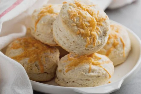 Fácil e delicioso! Aprenda a receita do biscoito de queijo assado