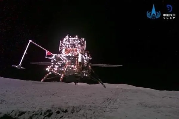 Sonda chinesa volta à Terra com amostras do lado oculto da Lua