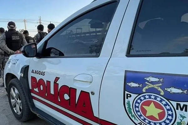 Foto colorida de um carro da Polícia Militar de Alagoas - Metrópoles