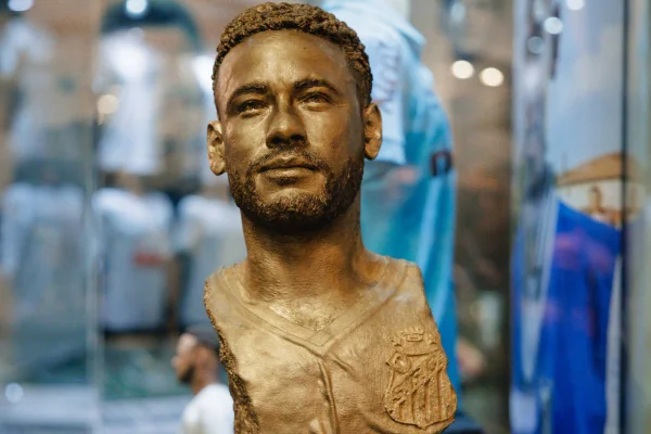 Com busto e estátua, Neymar recebe homenagens no museu do Santos