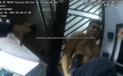 Estudante segura perna de policial