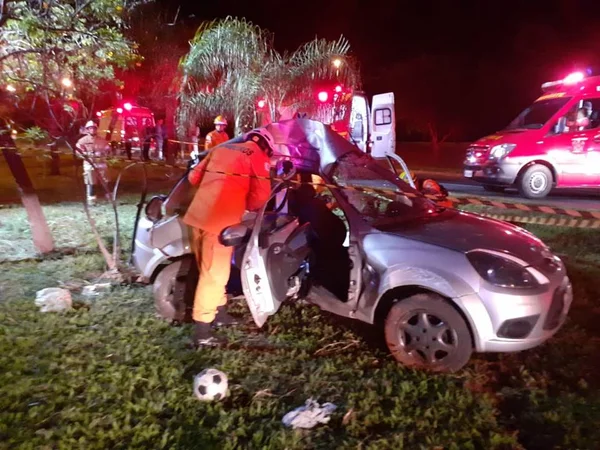 Mulher de 32 anos morre após carro bater em ônibus na L4 Sul