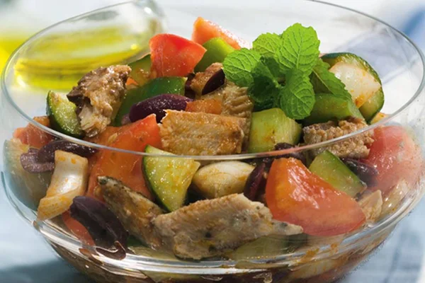Aprenda receita gostosa de salada grega com sardinha