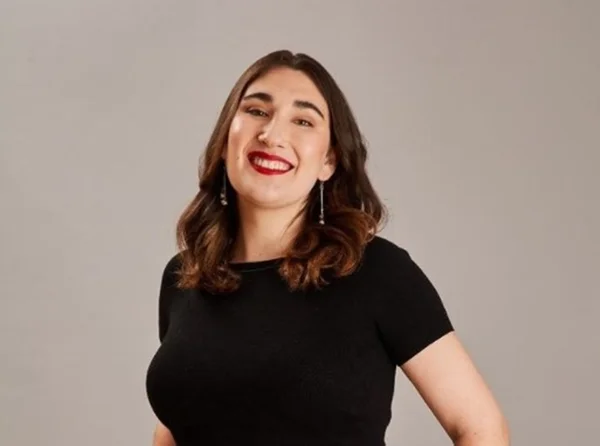 Imagem colorida com Emilia Schneider, primeira mulher transsexual eleita para a câmara dos deputados do Chile