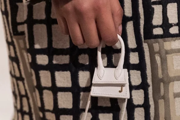 Puro mimo: Jacquemus cria bolsa minúscula para o outono/inverno 2019
