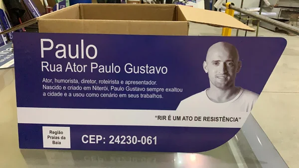 Prefeitura de Niterói instala 46 placas na rua Ator Paulo Gustavo