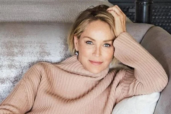 Sharon Stone deixa gorjeta de R$ 3,1 mil em restaurante de Nova York - destaque galeria