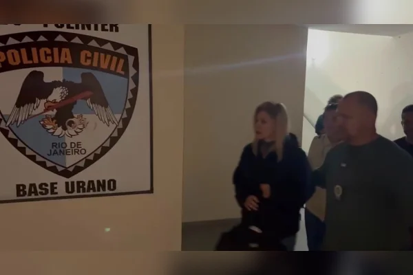 Veja “Mãe Loira do Funk” chegando à Polinter após ser presa por tortura