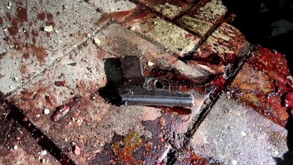 Imagens fortes: Foto colorida de arma no chão sobre poça e sangue, após ação policial contra militantes armados na república do Daguestão, no sul da Rússia - Metrópoles