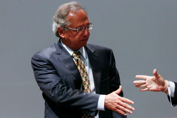 Paulo Guedes carrega sua cruz de isopor sem saber até quando
