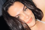 Jessie J posa sorridente