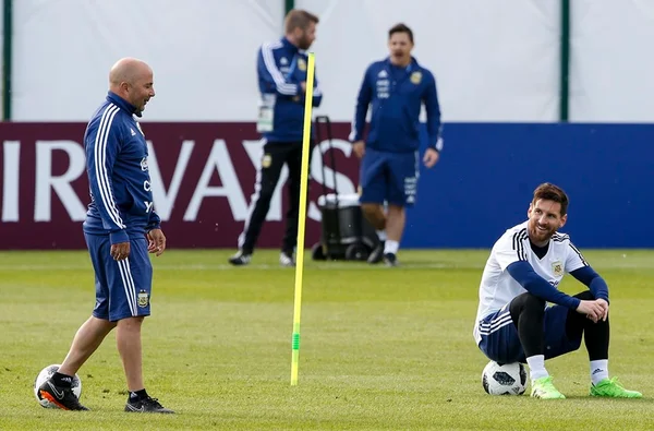 Vídeo flagra Sampaoli perguntando a Messi se devia colocar Agüero